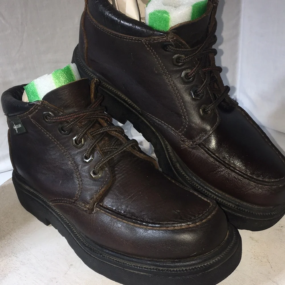 Eastland womens brown leather hiking boot size 7.